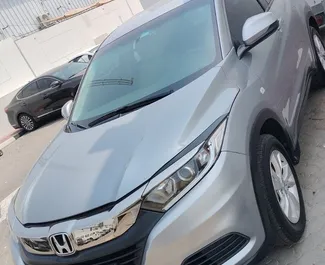 Vista frontale di un noleggio Honda HR-V a Dubai, Emirati Arabi Uniti ✓ Auto #10368. ✓ Cambio Automatico TM ✓ 0 recensioni.