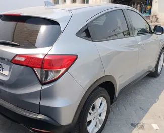 Noleggio auto Honda HR-V 2021 negli Emirati Arabi Uniti, con carburante Benzina e 150 cavalli di potenza ➤ A partire da 120 AED al giorno.