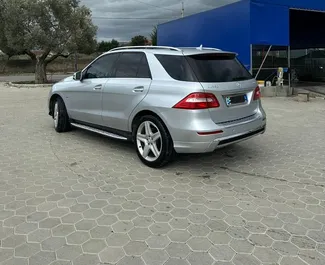 Vista frontale di un noleggio Mercedes-Benz ML350 all'aeroporto di Tirana, Albania ✓ Auto #10469. ✓ Cambio Automatico TM ✓ 0 recensioni.