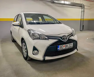 Vista frontale di un noleggio Toyota Yaris a Budva, Montenegro ✓ Auto #10377. ✓ Cambio Automatico TM ✓ 0 recensioni.