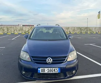 Vista frontale di un noleggio Volkswagen Golf Plus all'aeroporto di Tirana, Albania ✓ Auto #10305. ✓ Cambio Manuale TM ✓ 0 recensioni.