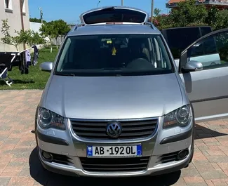 Vista frontale di un noleggio Volkswagen Touran a Tirana, Albania ✓ Auto #10499. ✓ Cambio Automatico TM ✓ 0 recensioni.