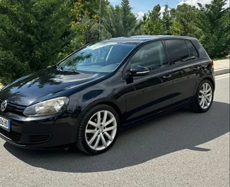 Vista frontale di un noleggio Volkswagen Golf 6 a Tirana, Albania ✓ Auto #10426. ✓ Cambio Automatico TM ✓ 0 recensioni.