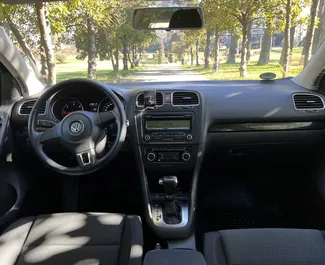 Noleggio Volkswagen Golf 6. Auto Economica, Comfort per il noleggio in Albania ✓ Cauzione di Deposito di 100 EUR ✓ Opzioni assicurative RCT.