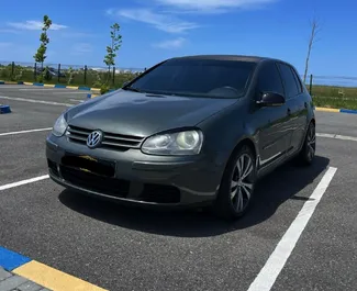 Vista frontale di un noleggio Volkswagen Golf 5 a Durazzo, Albania ✓ Auto #10230. ✓ Cambio Manuale TM ✓ 0 recensioni.