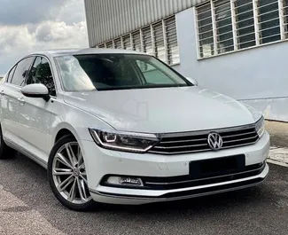 Vista frontale di un noleggio Volkswagen Passat a Budva, Montenegro ✓ Auto #10375. ✓ Cambio Automatico TM ✓ 0 recensioni.