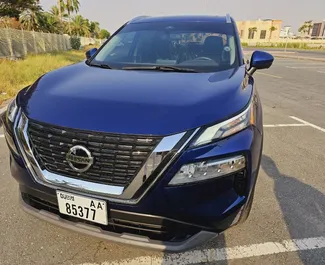 Vista frontale di un noleggio Nissan Rogue a Dubai, Emirati Arabi Uniti ✓ Auto #10366. ✓ Cambio Automatico TM ✓ 0 recensioni.