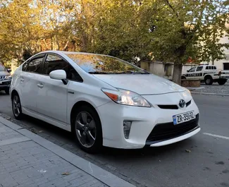 Vista frontale di un noleggio Toyota Prius a Kutaisi, Georgia ✓ Auto #7967. ✓ Cambio Automatico TM ✓ 0 recensioni.