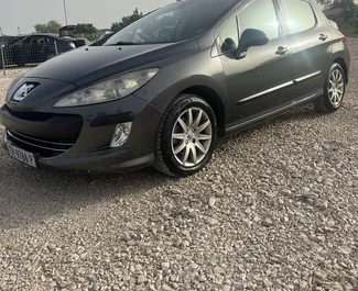 Vista frontale di un noleggio Peugeot 308 all'aeroporto di Tirana, Albania ✓ Auto #10443. ✓ Cambio Automatico TM ✓ 1 recensioni.