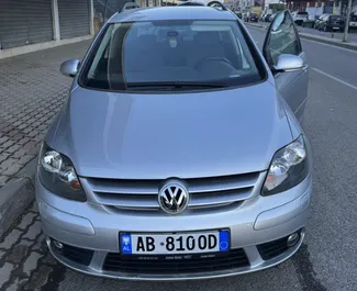 Vista frontale di un noleggio Volkswagen Golf Plus a Durazzo, Albania ✓ Auto #10137. ✓ Cambio Manuale TM ✓ 1 recensioni.