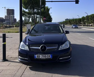 Vista frontale di un noleggio Mercedes-Benz C-Class a Tirana, Albania ✓ Auto #10549. ✓ Cambio Automatico TM ✓ 0 recensioni.