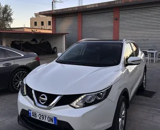 Vista frontale di un noleggio Nissan Qashqai all'aeroporto di Tirana, Albania ✓ Auto #10529. ✓ Cambio Automatico TM ✓ 0 recensioni.