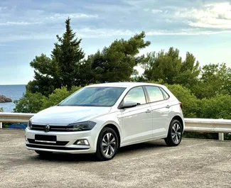 Vista frontale di un noleggio Volkswagen Polo a Budva, Montenegro ✓ Auto #10211. ✓ Cambio Automatico TM ✓ 0 recensioni.