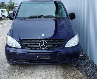 Vista frontale di un noleggio Mercedes-Benz Vito a Tirana, Albania ✓ Auto #10506. ✓ Cambio Automatico TM ✓ 0 recensioni.