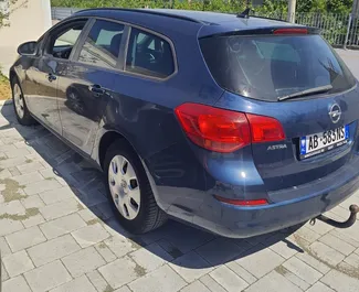 Vista frontale di un noleggio Opel Astra Sports Tourer a Durazzo, Albania ✓ Auto #10579. ✓ Cambio Manuale TM ✓ 0 recensioni.