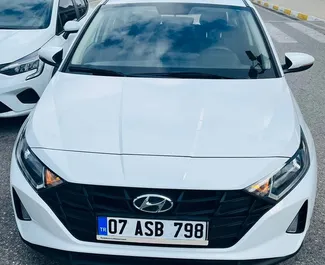 Vista frontale di un noleggio Hyundai i20 all'aeroporto di Antalya, Turchia ✓ Auto #4901. ✓ Cambio Automatico TM ✓ 1 recensioni.