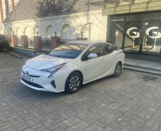 Vista frontale di un noleggio Toyota Prius a Kutaisi, Georgia ✓ Auto #10688. ✓ Cambio Automatico TM ✓ 0 recensioni.