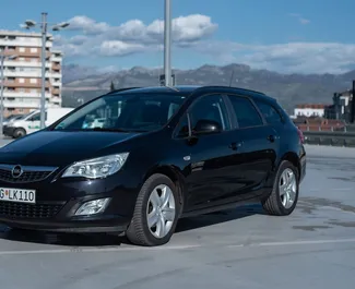 Vista frontale di un noleggio Opel Astra Sports Tourer a Podgorica, Montenegro ✓ Auto #10576. ✓ Cambio Automatico TM ✓ 1 recensioni.