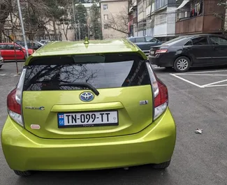 Toyota Prius C 2015 disponibile per il noleggio a Tbilisi, con limite di chilometraggio di illimitato.