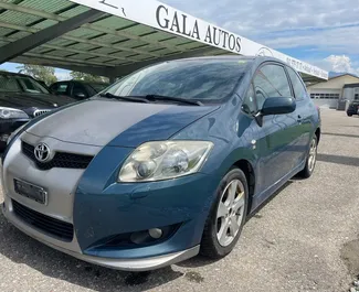 Vista frontale di un noleggio Toyota Auris a Durazzo, Albania ✓ Auto #10673. ✓ Cambio Manuale TM ✓ 0 recensioni.