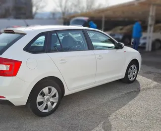 Vista frontale di un noleggio Skoda Rapid Spaceback a Belgrado, Serbia ✓ Auto #10551. ✓ Cambio Automatico TM ✓ 0 recensioni.