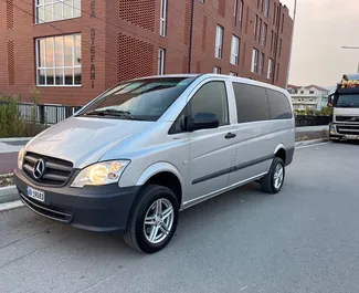 Vista frontale di un noleggio Mercedes-Benz Vito a Tirana, Albania ✓ Auto #10502. ✓ Cambio Automatico TM ✓ 0 recensioni.