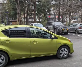 Noleggio Toyota Prius C. Auto Economica, Comfort per il noleggio in Georgia ✓ Cauzione di Deposito di 50 GEL ✓ Opzioni assicurative RCT, FDW, Passeggeri.