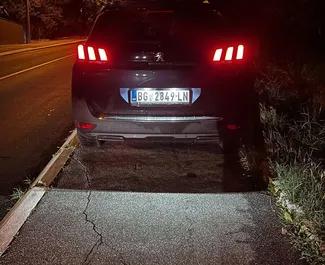 Interni di Peugeot 5008 in affitto in Serbia. Un'ottima auto da 7 posti con cambio Automatico.