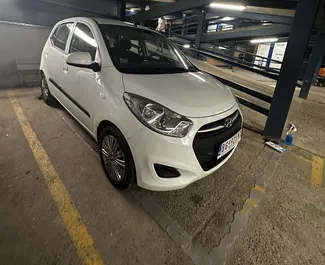 Vista frontale di un noleggio Hyundai i10 all'aeroporto di Belgrado, Serbia ✓ Auto #8369. ✓ Cambio Manuale TM ✓ 0 recensioni.