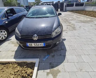 Vista frontale di un noleggio Volkswagen Golf Variant a Durazzo, Albania ✓ Auto #10580. ✓ Cambio Automatico TM ✓ 0 recensioni.