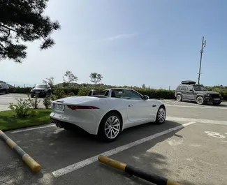 Interni di Jaguar F-Type in affitto in Georgia. Un'ottima auto da 2 posti con cambio Automatico.