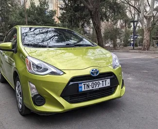 Vista frontale di un noleggio Toyota Prius C a Tbilisi, Georgia ✓ Auto #10669. ✓ Cambio Automatico TM ✓ 0 recensioni.