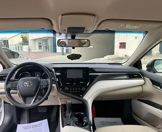 Noleggio Toyota Camry. Auto Comfort, Premium per il noleggio negli Emirati Arabi Uniti ✓ Cauzione di Deposito di 1500 AED ✓ Opzioni assicurative RCT, CDW.