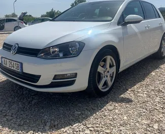 Vista frontale di un noleggio Volkswagen Golf 7 all'aeroporto di Tirana, Albania ✓ Auto #10517. ✓ Cambio Manuale TM ✓ 0 recensioni.