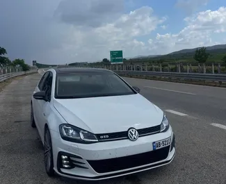 Vista frontale di un noleggio Volkswagen Golf 7 all'aeroporto di Tirana, Albania ✓ Auto #10516. ✓ Cambio Automatico TM ✓ 0 recensioni.