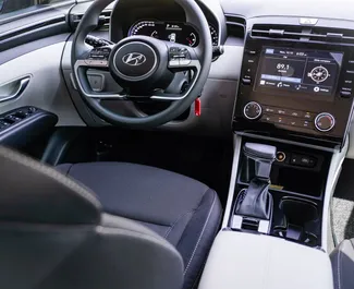 Noleggio Hyundai Tucson. Auto Economica, Comfort, SUV, Crossover per il noleggio negli Emirati Arabi Uniti ✓ Cauzione di Deposito di 1500 AED ✓ Opzioni assicurative RCT, CDW, SCDW, Passeggeri.