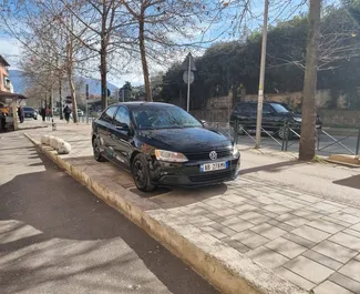 Vista frontale di un noleggio Volkswagen Jetta a Tirana, Albania ✓ Auto #10596. ✓ Cambio Automatico TM ✓ 0 recensioni.