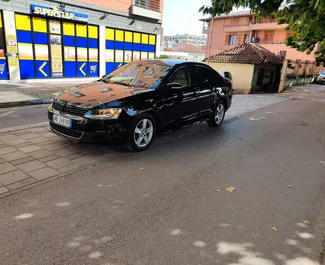 Vista frontale di un noleggio Volkswagen Jetta a Tirana, Albania ✓ Auto #10599. ✓ Cambio Automatico TM ✓ 0 recensioni.