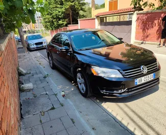 Vista frontale di un noleggio Volkswagen Passat a Tirana, Albania ✓ Auto #10590. ✓ Cambio Automatico TM ✓ 0 recensioni.