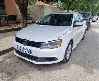 Vista frontale di un noleggio Volkswagen Jetta a Tirana, Albania ✓ Auto #10595. ✓ Cambio Automatico TM ✓ 0 recensioni.