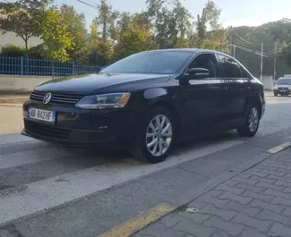 Vista frontale di un noleggio Volkswagen Jetta a Tirana, Albania ✓ Auto #10594. ✓ Cambio Automatico TM ✓ 0 recensioni.