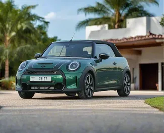 Vista frontale di un noleggio Mini Cooper S Cabrio a Dubai, Emirati Arabi Uniti ✓ Auto #10538. ✓ Cambio Automatico TM ✓ 0 recensioni.