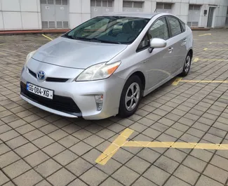 Vista frontale di un noleggio Toyota Prius a Batumi, Georgia ✓ Auto #10568. ✓ Cambio Automatico TM ✓ 1 recensioni.