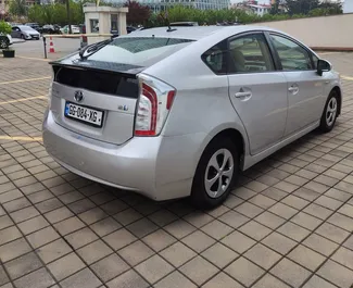 Noleggio Toyota Prius. Auto Economica, Comfort per il noleggio in Georgia ✓ Cauzione di Deposito di 280 GEL ✓ Opzioni assicurative RCT, SCDW.