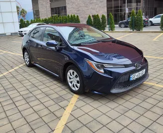 Vista frontale di un noleggio Toyota Corolla Sedan a Batumi, Georgia ✓ Auto #10562. ✓ Cambio Automatico TM ✓ 0 recensioni.