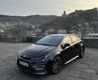 Vista frontale di un noleggio Toyota Corolla Sedan a Tbilisi, Georgia ✓ Auto #10643. ✓ Cambio Automatico TM ✓ 0 recensioni.