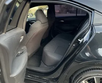 Interni di Toyota Corolla Sedan in affitto in Georgia. Un'ottima auto da 5 posti con cambio Automatico.