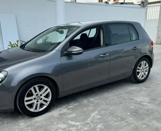 Vista frontale di un noleggio Volkswagen Golf 6 a Tirana, Albania ✓ Auto #10530. ✓ Cambio Manuale TM ✓ 0 recensioni.