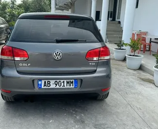 Noleggio Volkswagen Golf 6. Auto Economica, Comfort per il noleggio in Albania ✓ Cauzione di Deposito di 150 EUR ✓ Opzioni assicurative RCT, FDW, All'estero.