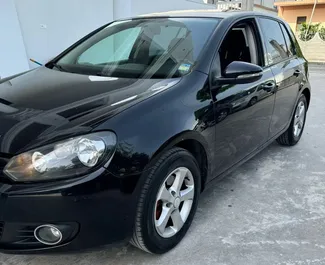 Vista frontale di un noleggio Volkswagen Golf 6 a Tirana, Albania ✓ Auto #6294. ✓ Cambio Manuale TM ✓ 1 recensioni.